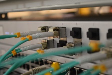 Cómo instalar cables de fibra óptica